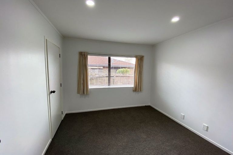 Photo of property in 1/92 Mirrabooka Avenue, Botany Downs, Auckland, 2010