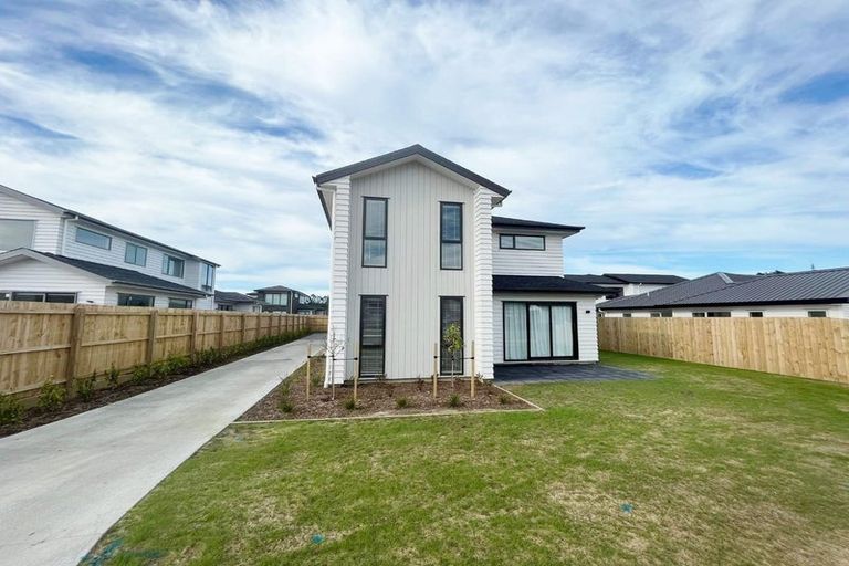 Photo of property in 21 Madden Avenue, Kumeu, 0810