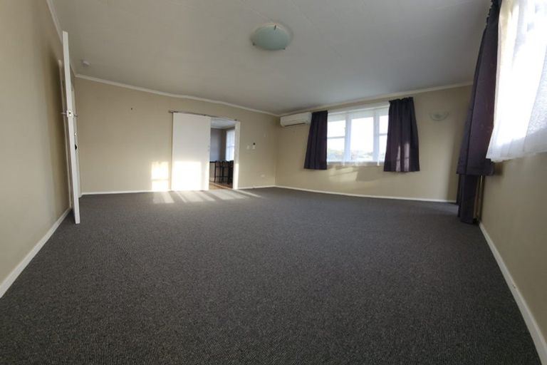 Photo of property in 2/6 Moeraki Road, Maoribank, Upper Hutt, 5018