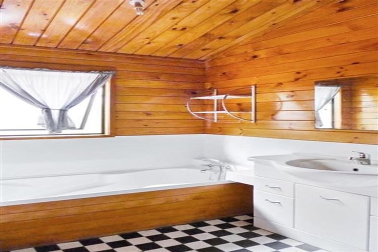 Photo of property in 8 Chardon Place, Henderson, Auckland, 0612