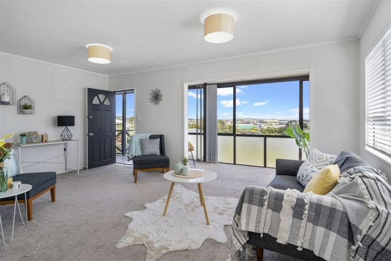 Photo of property in 2/23 Flaunty Place, West Harbour, Auckland, 0618