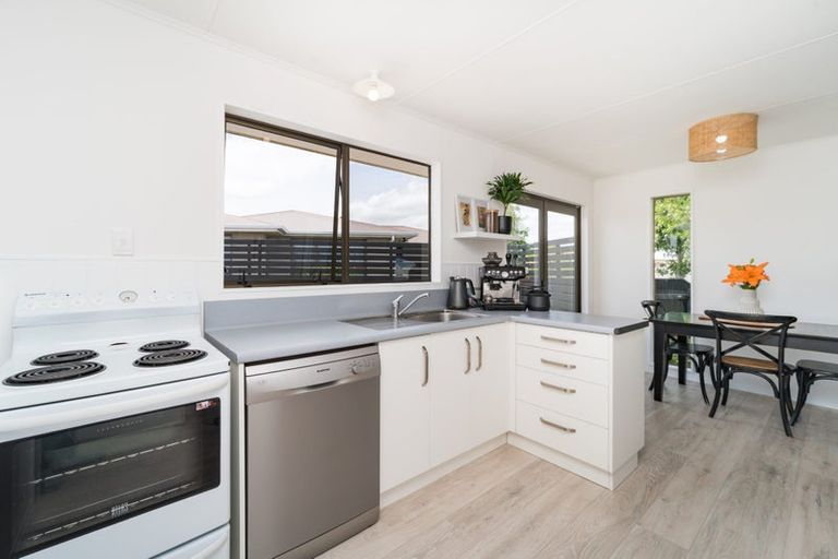 Photo of property in 27 Hillcrest Drive, Kelvin Grove, Palmerston North, 4414