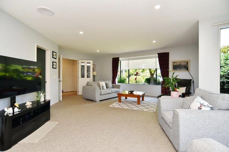 Photo of property in 21 Thornwood Place, Redwood, Christchurch, 8051