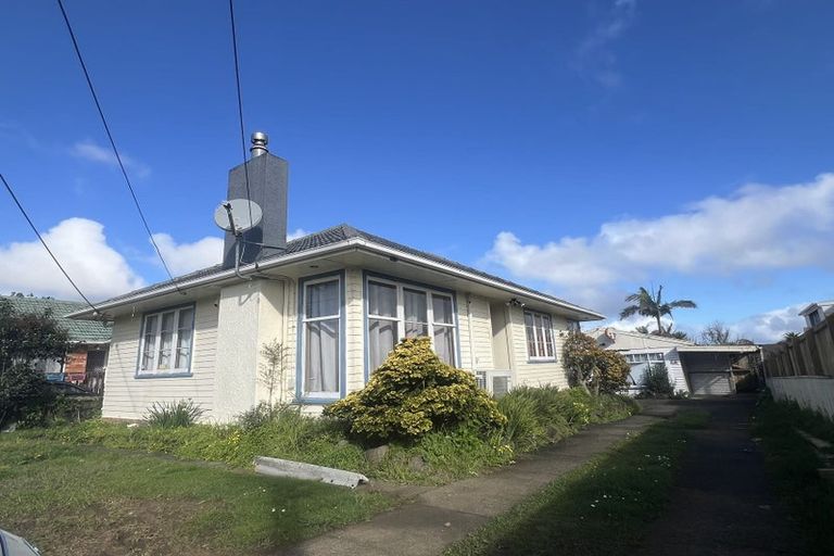 Photo of property in 6 Strid Road, Te Atatu South, Auckland, 0610