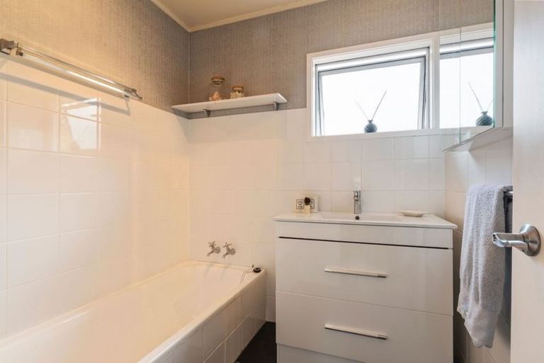 Photo of property in 90 John Downs Drive, Browns Bay, Auckland, 0630