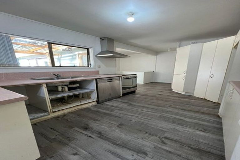 Photo of property in 28 Claverdon Drive, Massey, Auckland, 0614