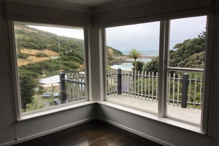 Photo of property in 18 Cave Road, Houghton Bay, Wellington, 6023