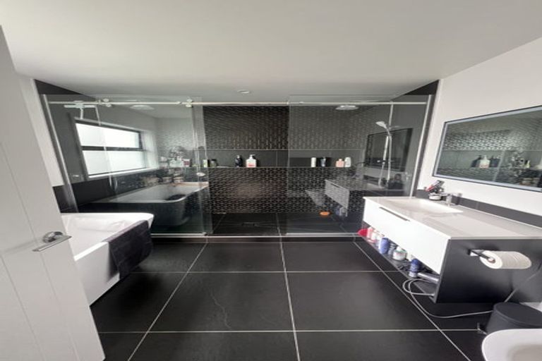 Photo of property in 35 Vogwill Road, Kumeu, 0810