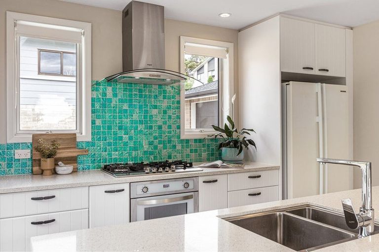 Photo of property in 6a Moera Place, Stanmore Bay, Whangaparaoa, 0932