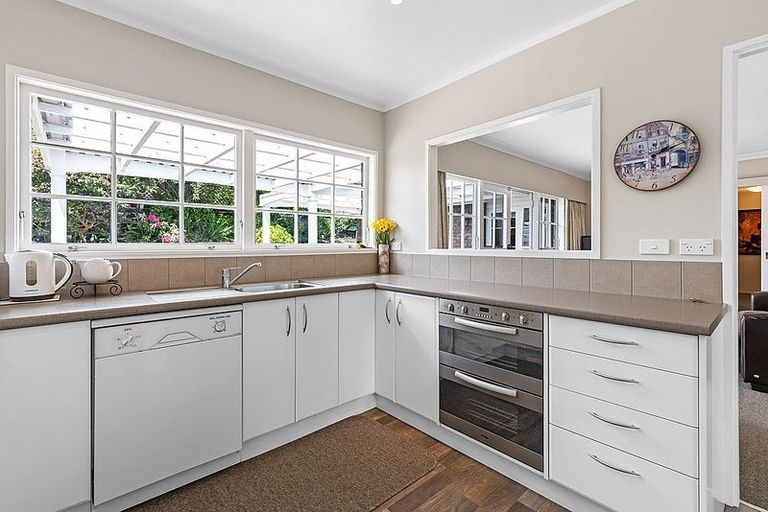 Photo of property in 71 Merriefield Avenue, Forrest Hill, Auckland, 0620