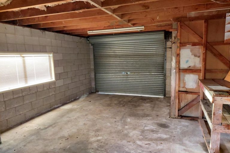 Photo of property in 18 Preston Avenue, Henderson, Auckland, 0610