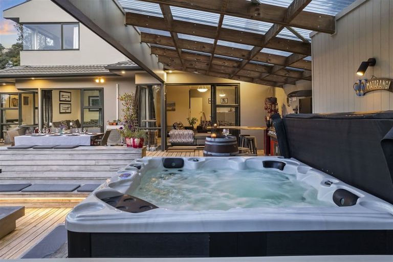 Photo of property in 16 Renlee Place, Shelly Park, Auckland, 2014