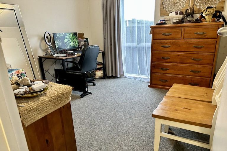 Photo of property in 2 Bryce Place, Kelvin Grove, Palmerston North, 4414