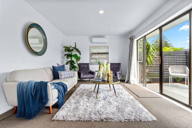 Photo of property in 1/307a Wairau Road, Totara Vale, Auckland, 0627