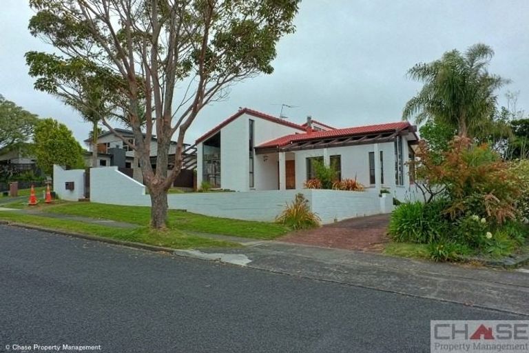 Photo of property in 96 Becroft Drive, Forrest Hill, Auckland, 0620