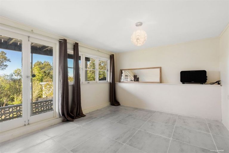 Photo of property in 321 Glenfield Road, Glenfield, Auckland, 0629