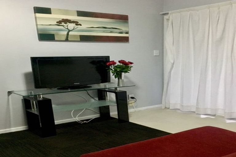 Photo of property in 2/31 Hyde Road, Rothesay Bay, Auckland, 0630