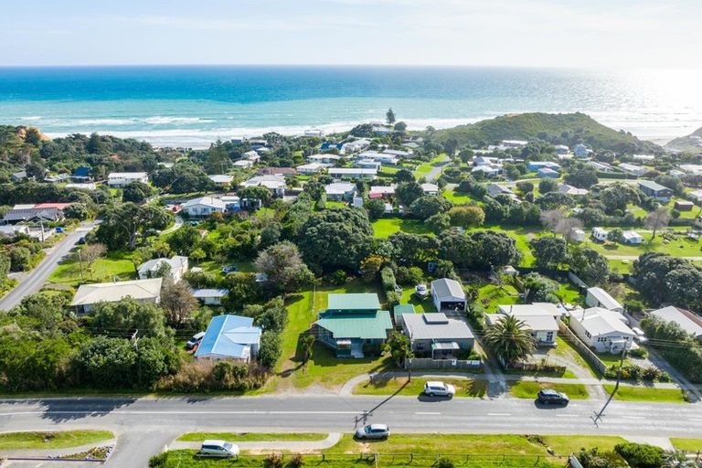 Photo of property in 4 Sea View Road, Baylys Beach, Dargaville, 0377