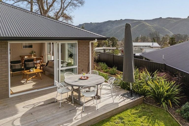 Photo of property in 15 Rewarewa Way, Timberlea, Upper Hutt, 5018