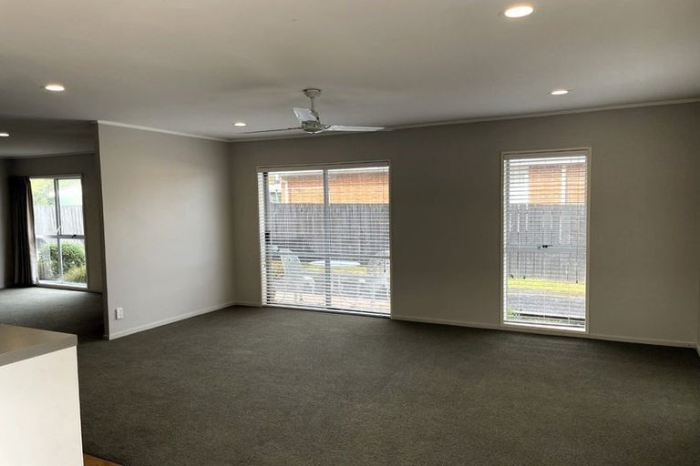 Photo of property in 106 Sturges Road, Henderson, Auckland, 0612