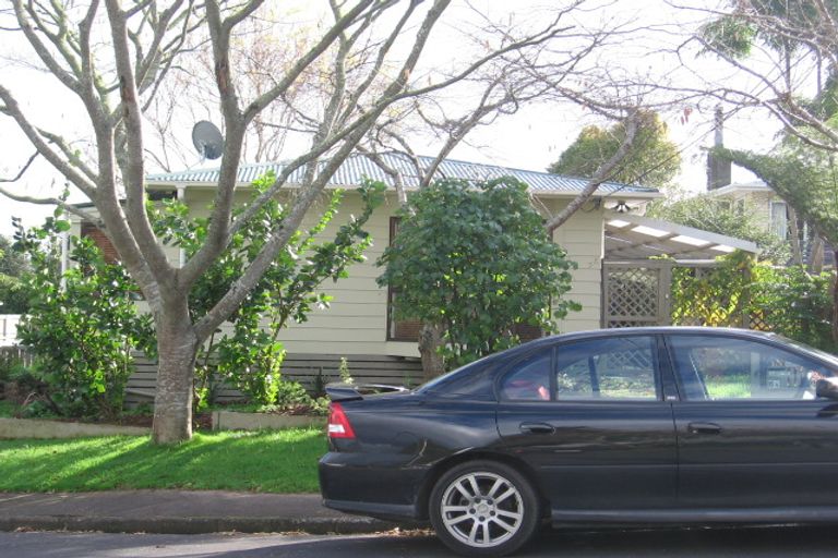 Photo of property in 1/5 Hughes Terrace, Te Atatu Peninsula, Auckland, 0610