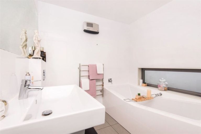 Photo of property in 6 Bendigo Grove, Newlands, Wellington, 6037