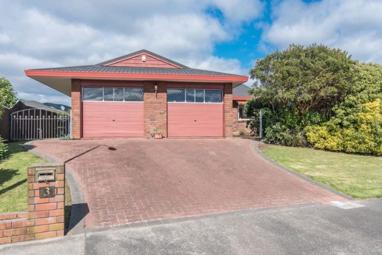 Photo of property in 3 Balmerino Grove, Waikanae, 5036