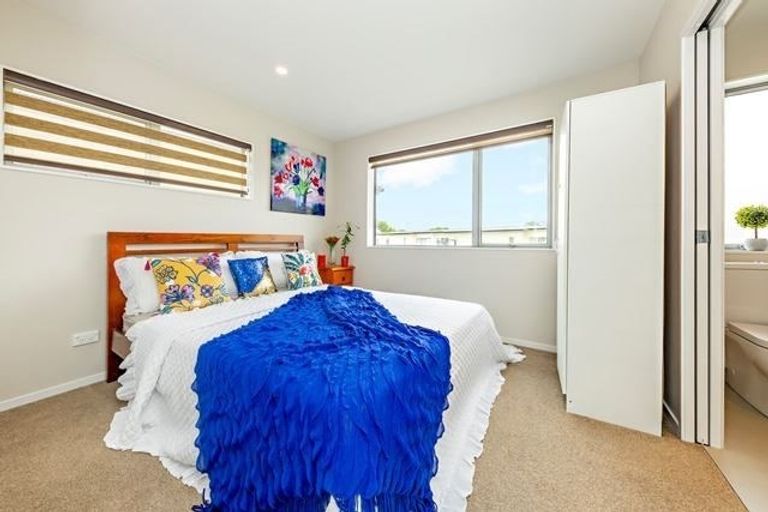 Photo of property in 28/11 Ray Small Drive, Papakura, 2110