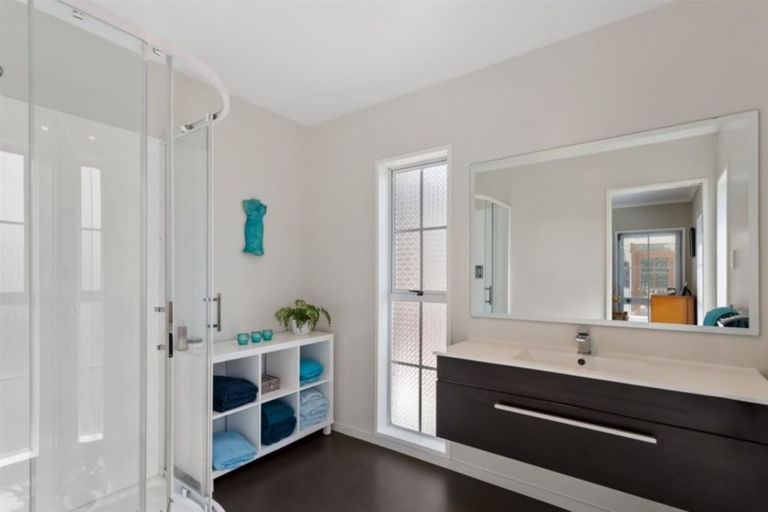 Photo of property in 39 Crofton Road, Harewood, Christchurch, 8051