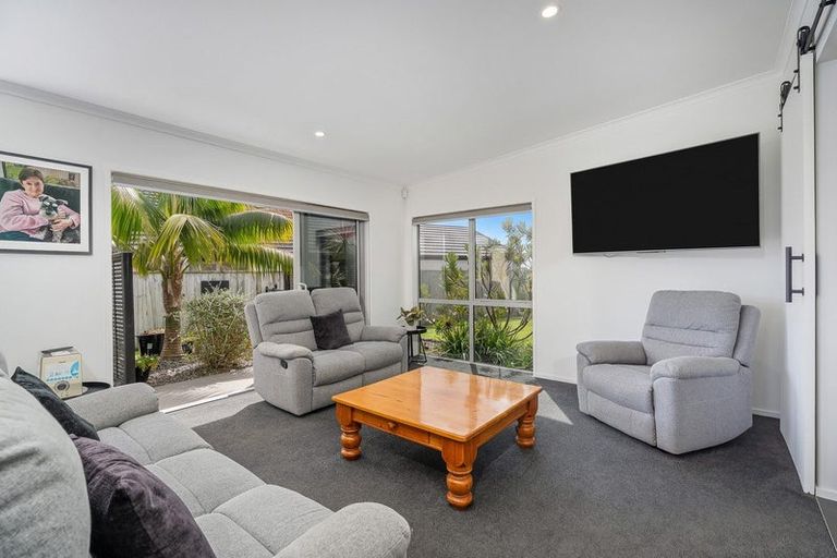 Photo of property in 18 Roseberry Place, Whitianga, 3510