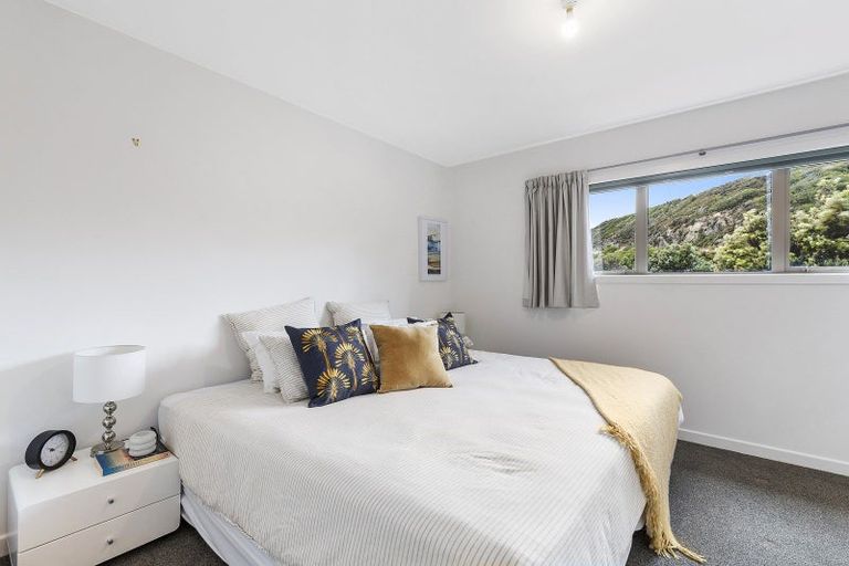 Photo of property in 5 Countess Close, Maupuia, Wellington, 6022