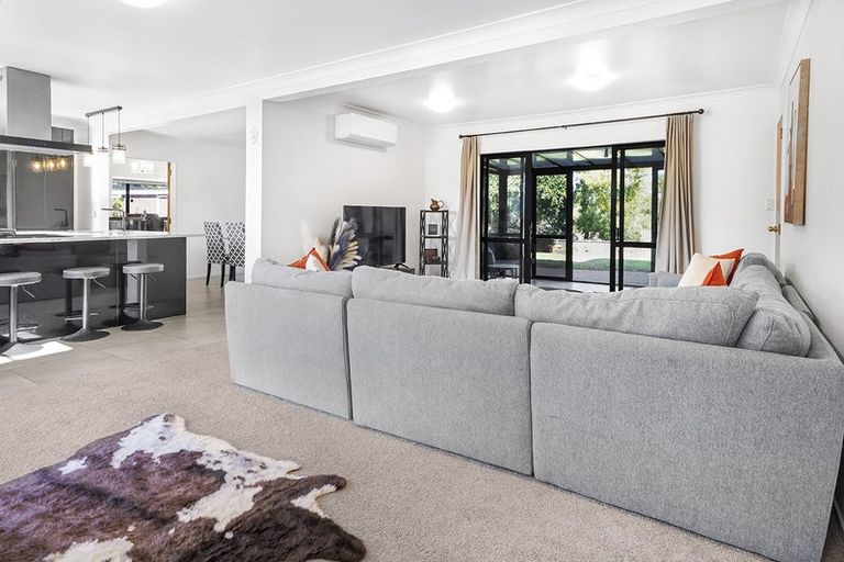 Photo of property in 18 Longwood Place, Harrowfield, Hamilton, 3210