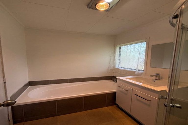 Photo of property in 8 Landow Place, Henderson, Auckland, 0612