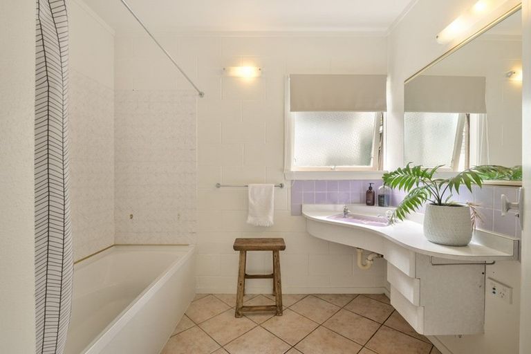 Photo of property in 24 Sylvan Avenue, Northcote, Auckland, 0627