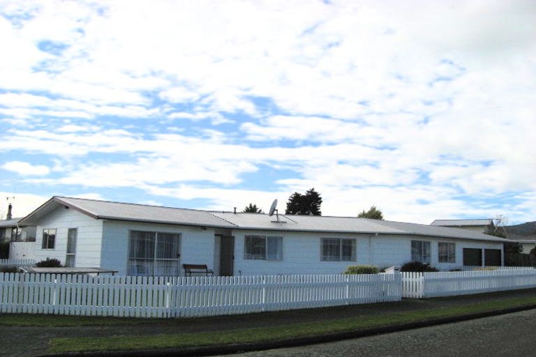 Photo of property in 1 Nikau Street, Levin, 5510