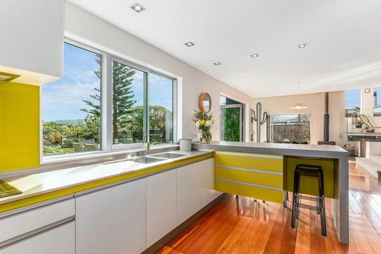 Photo of property in 21 Paekakariki Hill Road, Pauatahanui, Porirua, 5381