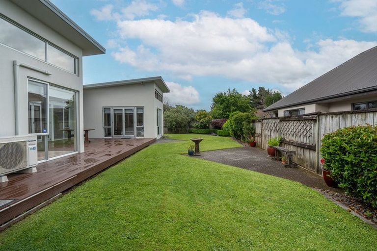 Photo of property in 92 Saint James Drive, Huntington, Hamilton, 3210