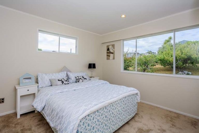 Photo of property in 3 Barker Rise, Northcross, Auckland, 0632