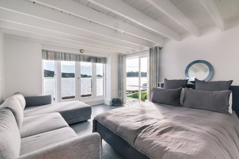 Photo of property in 18 Trevor Terrace, Paremata, Porirua, 5024