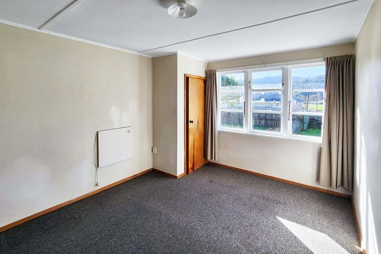 Photo of property in 32 Bird Grove, Stokes Valley, Lower Hutt, 5019