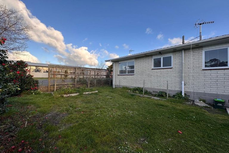 Photo of property in 2/136 Chivalry Road, Glenfield, Auckland, 0629