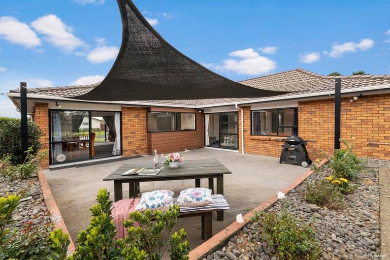 Photo of property in 15 Gardone Terrace, Conifer Grove, Takanini, 2112