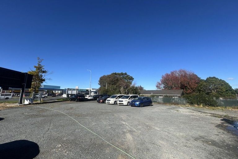 Photo of property in 320 Lincoln Road, Henderson, Auckland, 0610