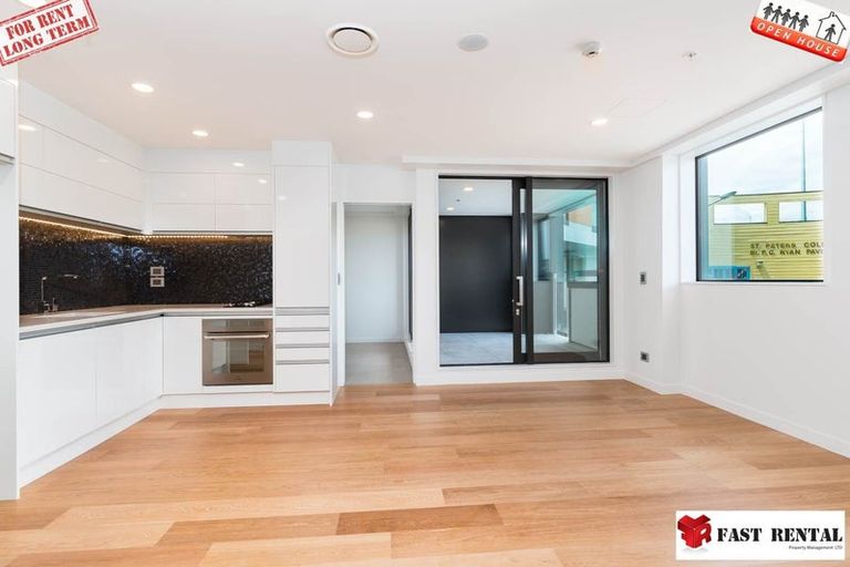 Photo of property in 18 Sumich Place, West Harbour, Auckland, 0618