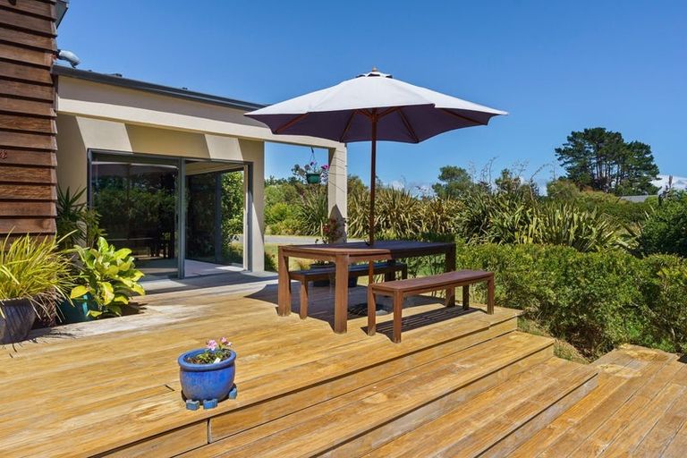 Photo of property in 24 Raukawa Road, Peka Peka, Waikanae, 5391