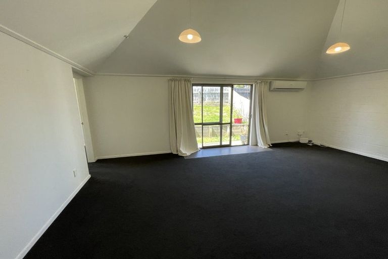 Photo of property in 152 Akaroa Drive, Maupuia, Wellington, 6022