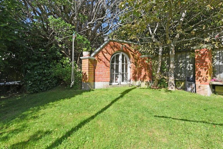 Photo of property in 26 Woburn Road, Northland, Wellington, 6012