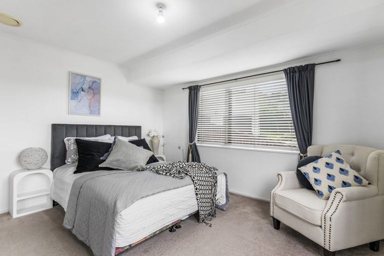 Photo of property in 1/10 Remus Place, Totara Vale, Auckland, 0629
