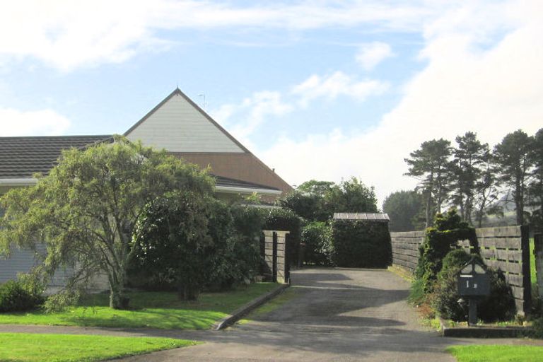Photo of property in 1a Awanui Drive, Waikanae, 5036