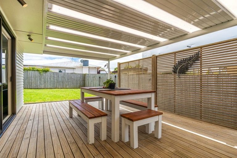 Photo of property in 22 Roberts Road, Te Atatu South, Auckland, 0610